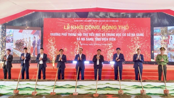 Đồng chí Nguyễn Văn Thắng, Bộ trưởng Tài chính cùng các đồng chí lãnh đạo tỉnh Điện Biên thực hiện nghi thức khởi công xây dựng Trường nội trú liên cấp Na Sang. 