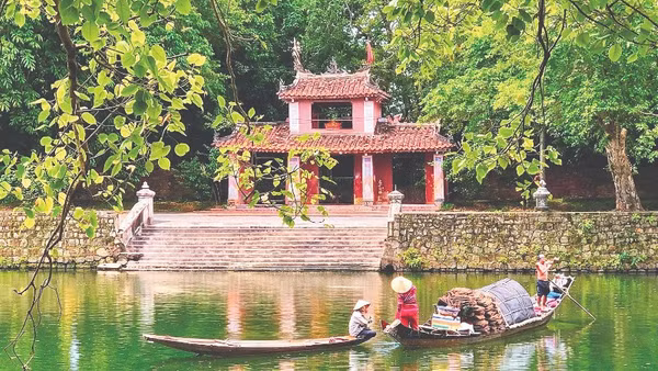 Giới thiệu cuộc sống sông nước, cảnh quan đôi bờ giúp du khách có trải nghiệm đầy đủ, thú vị hơn trong những ngày ở Huế.
