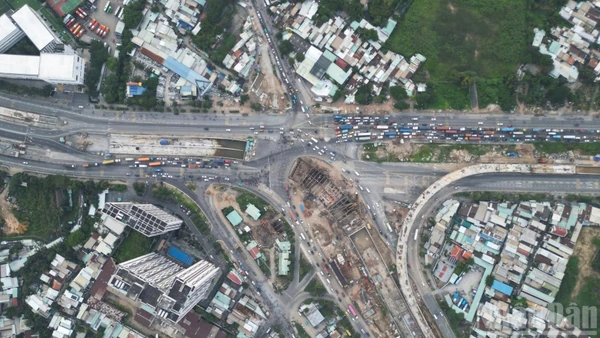 Toàn cảnh nút giao An Phú Thành phố Hồ Chí Minh nhìn từ trên cao, thể hiện rõ quy mô và sự đồng bộ của hệ thống hạ tầng giao thông khu vực. 
