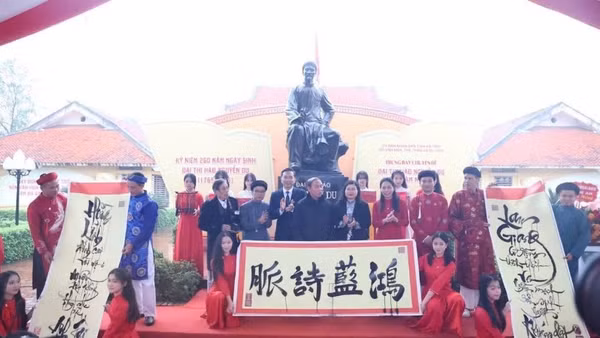 Trưng bày chuyên đề “Đại thi hào Nguyễn Du - Ngàn năm nhớ mãi” lần này giới thiệu hơn 250 tư liệu, hiện vật, hình ảnh.