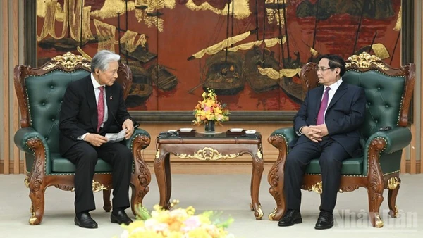 Thủ tướng Phạm Minh Chính tiếp ông Fukuda Tomikazu, Thống đốc tỉnh Tochigi (Nhật Bản). (Ảnh: TRẦN HẢI)