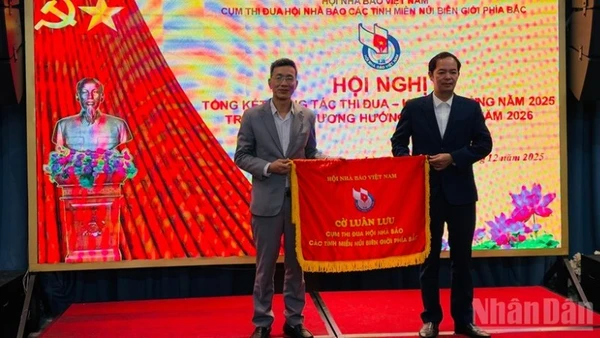 Hội Nhà báo tỉnh Lào Cai và Cao Bằng trao cờ thi đua tại hội nghị. (Ảnh: THANH SƠN)