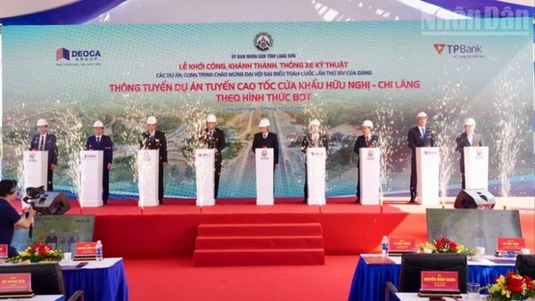 Các đại biểu thực hiện nghi thức thông tuyến tại buổi lễ.