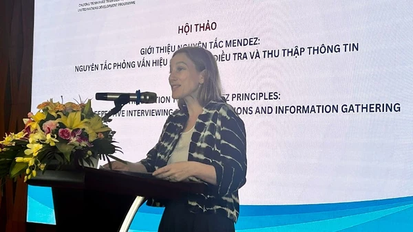 Bà Sabina Stein, Trợ lý Đại diện Thường trú, Trưởng phòng Quản trị và Tham gia của UNDP tại Việt Nam, phát biểu tại hội thảo.