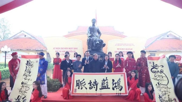 Trưng bày chuyên đề “Đại thi hào Nguyễn Du - Ngàn năm nhớ mãi” lần này giới thiệu hơn 250 tư liệu, hiện vật, hình ảnh.