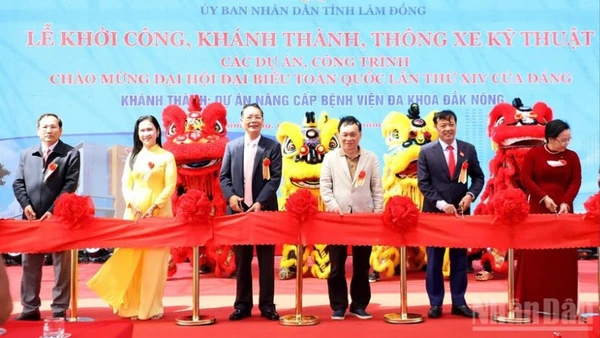 Các đại biểu thực hiện nghi thức cắt băng Khánh thành dự án nâng cấp Bệnh viện đa khoa Đắk Nông.