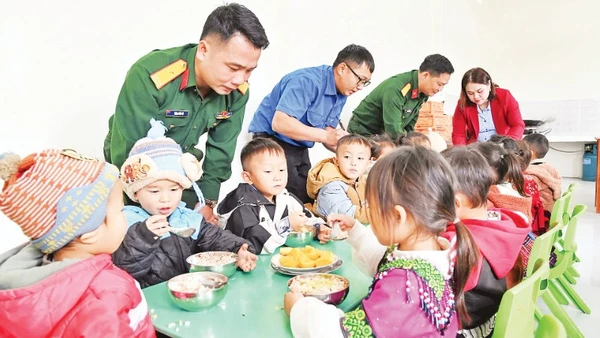 Bữa trưa ấm áp tại điểm trường Hoàng Lao Chải, Trường mầm non Thàng Tín, xã Thàng Tín, tỉnh Tuyên Quang.