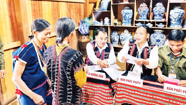 Cử tri thôn A’ur, xã Avương (Đà Nẵng) được đón tiếp và hướng dẫn thực hiện quyền bầu cử. (Ảnh: Ủy ban bầu cử Thành phố Đà Nẵng)