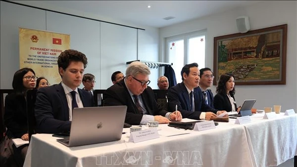 Các đại biểu tham dự hội thảo tại Phái đoàn thường trực Việt Nam tại Geneva. (Ảnh: TTXVN)