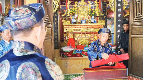 Nghi lễ khai mở hòm bộ sắc phong và tiến hành số hóa các tư liệu gia phả tại làng Cự Lại (thành phố Huế). (Ảnh: TVTH)
