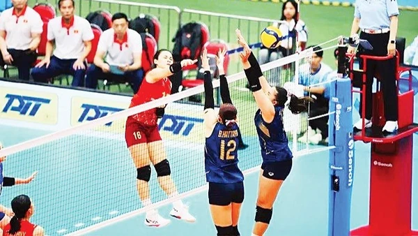 Đội tuyển bóng chuyền nữ Việt Nam (áo đỏ) trong trận chung kết với Thái Lan tại SEA Games 33.