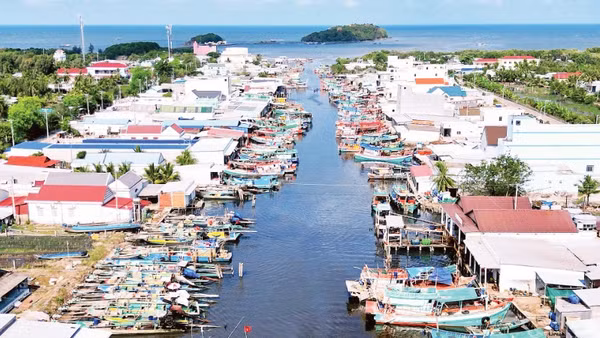 Tàu cá neo đậu tấp nập tại miền biển xã Đá Bạc, tỉnh Cà Mau, ảnh chụp ngày 24/3.