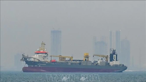 Tàu thương mại thả neo ngoài khơi Dubai, Các tiểu vương quốc Arab thống nhất, do gián đoạn hoạt động vận tải ở eo biển Hormuz, ngày 2/3/2026. (Ảnh: Anadolu Agency /TTXVN)