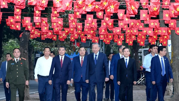 Tổng Bí thư Tô Lâm và các đồng chí lãnh đạo đến khu vực bỏ phiếu số 2, phường Ba Đình, thành phố Hà Nội.