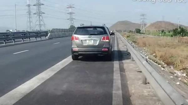 Tài xế đậu ô-tô trên dải dừng khẩn cấp chỉ để ngủ.