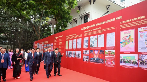 Tổng Bí thư Tô Lâm và các đồng chí lãnh đạo Đảng, Nhà nước tham quan trưng bày Báo Nhân Dân 75 năm đồng hành cùng đất nước. (Ảnh: DUY LINH)