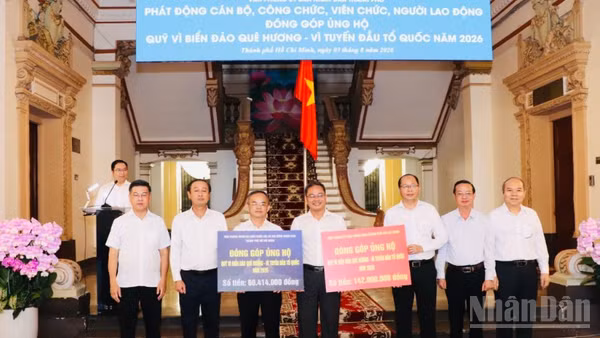 Văn phòng Đoàn đại biểu Quốc hội và Hội đồng nhân dân thành phố cùng Văn phòng Ủy ban nhân dân thành phố trao bảng tượng trưng đóng góp cho Quỹ “Vì biển đảo quê hương-Vì tuyến đầu Tổ quốc” năm 2026.