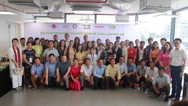 Các đại biểu tham dự Hội thảo chụp ảnh lưu niệm.