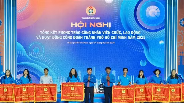 Trao cờ Thi đua đến các đơn vị. (Ảnh: Hoàng Hùng)
