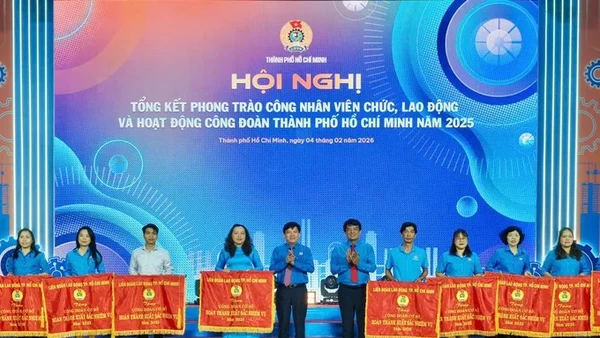 Trao cờ Thi đua đến các đơn vị. (Ảnh: Hoàng Hùng)