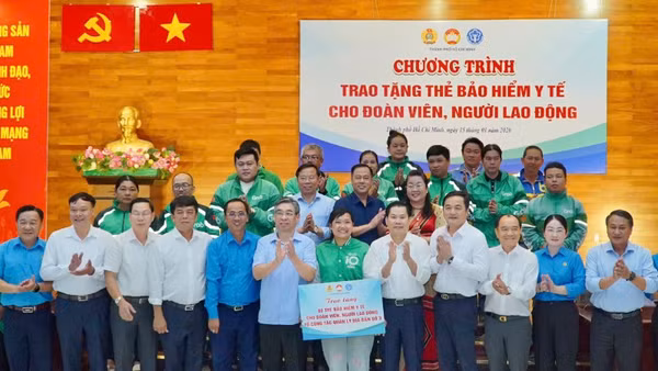 Lãnh đạo thành phố cùng các đại biểu trao thẻ Bảo hiểm y tế cho đoàn viên, người lao động. 