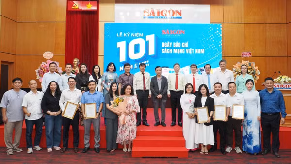 Ban tổ chức trao giải cho các tác giả có tác phẩm đoạt giải lần này.