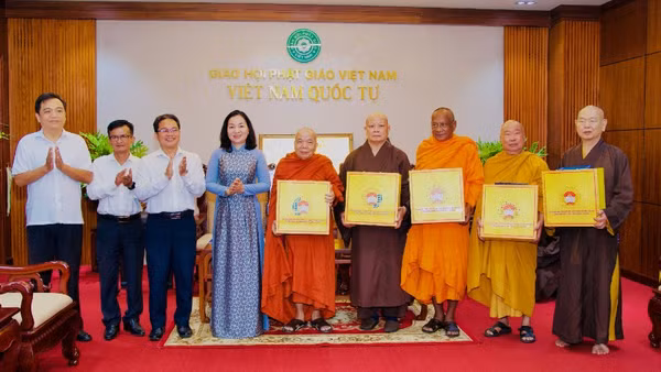 Lãnh đạo thành phố tặng quà chúc mừng Phật đản đến các vị chức sắc Phật giáo là Ủy viên Ủy ban Trung ương Mặt trận Tổ quốc Việt Nam, Ủy viên Ủy ban Mặt trận Tổ quốc Việt Nam thành phố.