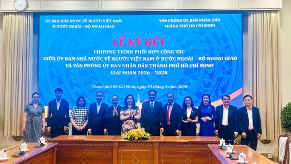 Lễ ký kết chương trình phối hợp triển khai công tác người Việt Nam ở nước ngoài trên địa bàn Thành phố Hồ Chí Minh.
