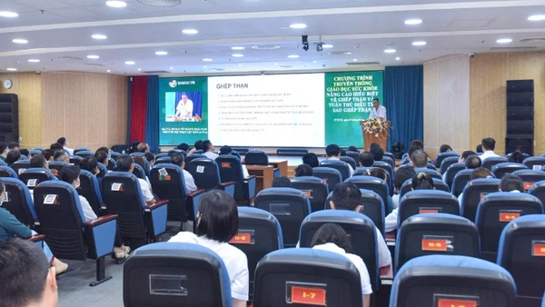 Các chuyên gia, bác sĩ trong lĩnh vực ghép tạng chia sẻ tại chương trình.