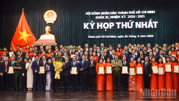 Các đại biểu nhận giấy chứng nhận đại biểu Hội đồng nhân dân Thành phố Hồ Chí Minh khóa XI. (Ảnh: Thế Anh)