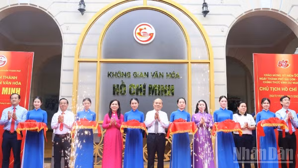 Khánh thành Không gian văn hóa Hồ Chí Minh tại Trụ sở Đảng ủy Ủy ban nhân dân Thành phố.