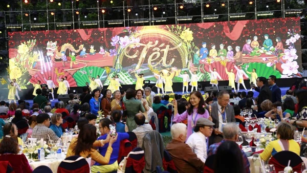 Chương trình có sự tham dự của khoảng 1.000 người.