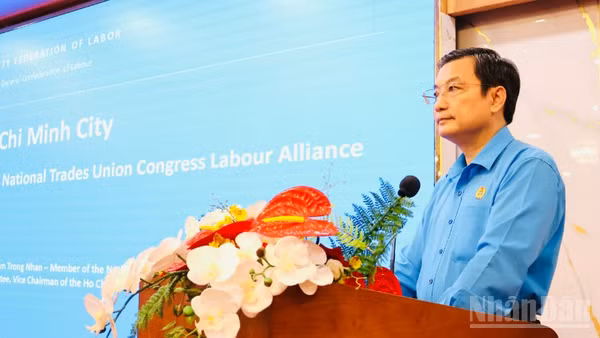 Đồng chí Phạm Trọng Nhân, Phó Chủ tịch Liên đoàn Lao động Thành phố phát biểu tại buổi làm việc. (Ảnh: VƯƠNG LÊ)
