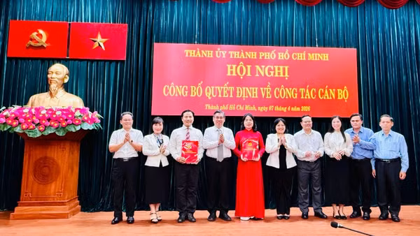 Đồng chí Nguyễn Phước Lộc, Ủy viên Trung ương Đảng, Phó Bí thư Thành ủy, Chủ tịch Ủy ban Mặt trận Tổ quốc Việt Nam Thành phố Hồ Chí Minh trao quyết định cán bộ.