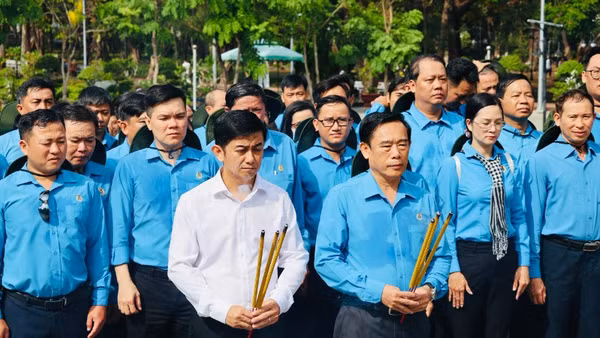 Đoàn dâng hương tại nghĩa trang Hàng Dương.