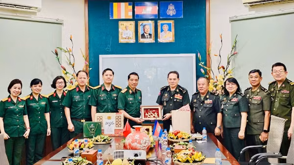 Đoàn công tác Bệnh viện Quân y 175 thăm, chúc Tết cổ truyền Chol Chnam Thmay tại Bệnh viện Preah Ket Mealea, Quân đội Hoàng gia Campuchia. 