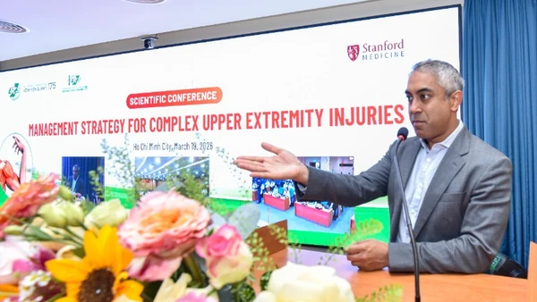 Các chuyên gia đến từ Đại học Stanford (Hoa Kỳ) trao đổi tại hội thảo.