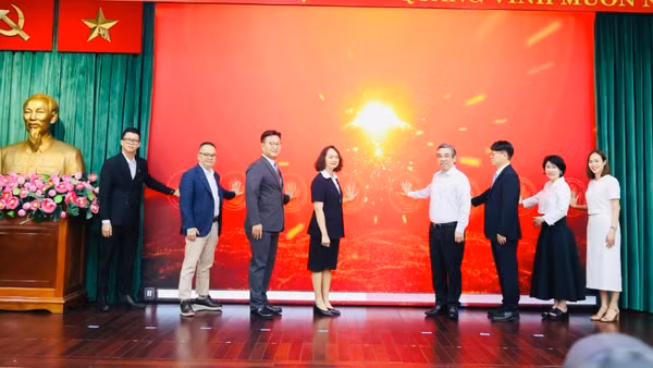 Nghi thức phát động thi đua. 