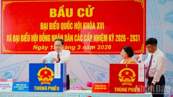 Chủ tịch Quốc hội Trần Thanh Mẫn thực hiện bầu cử tại xã Hóc Môn, Thành phố Hồ Chí Minh