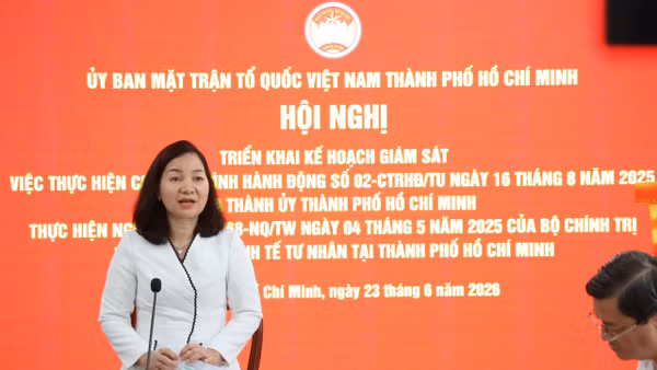 Đồng chí Trương Thị Bích Hạnh, Ủy viên Ban Thường vụ, Phó Chủ tịch Thường trực Ủy ban Mặt trận Tổ quốc Việt Nam Thành phố Hồ Chí Minh phát biểu tại hội nghị.