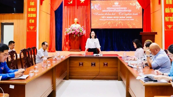 Phó Chủ tịch Thường trực Ủy ban Mặt trận Tổ quốc Việt Nam thành phố Trương Thị Bích Hạnh thông tin về chương trình chăm lo Tết trên địa bàn thành phố và chương trình Ngày hội "Xuân đoàn kết-Tết nghĩa tình".