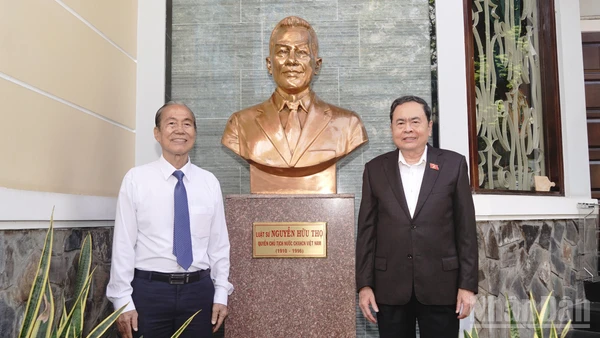 Chủ tịch Quốc hội Trần Thanh Mẫn tưởng nhớ, tri ân cố Chủ tịch Quốc hội Nguyễn Hữu Thọ.