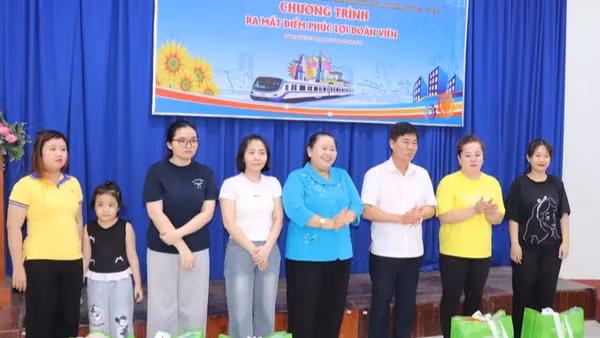 Liên đoàn Lao động Thành phố Hồ Chí Minh tặng quà công nhân hoàn cảnh khó khăn. 