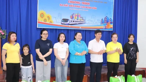 Liên đoàn Lao động Thành phố Hồ Chí Minh tặng quà công nhân hoàn cảnh khó khăn. 
