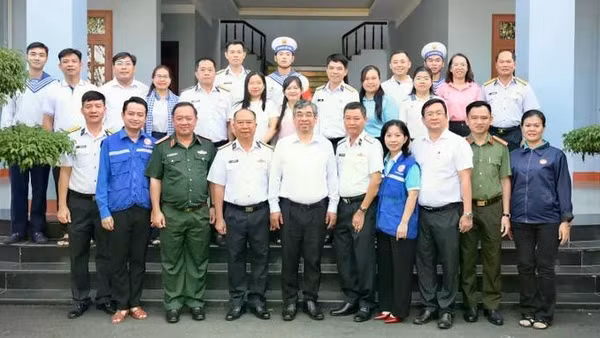 Lãnh đạo Thành phố Hồ Chí Minh đến thăm, làm việc, tặng quà cán bộ chiến sĩ và nhân dân trên quần đảo Trường Sa. (Ảnh: VĂN MINH) 