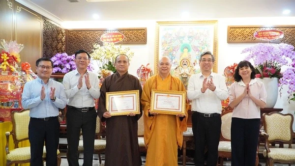 Đồng chí Nguyễn Phước Lộc trao Bằng khen của Ủy ban nhân dân thành phố cho Thượng tọa Thích Thanh Phong và Thượng tọa Thích Tâm Hải.