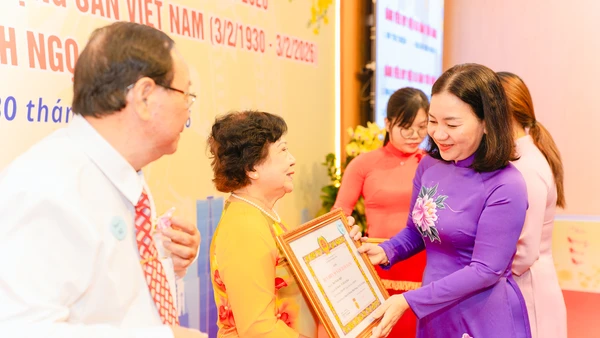 Đồng chí Trương Thị Bích Hạnh, Ủy viên Ban Thường vụ Thành ủy, Phó Chủ tịch Thường trực Ủy ban Mặt trận Tổ quốc Việt Nam Thành phố Hồ Chí Minh trao Huy hiệu Đảng đến đảng viên phường Minh Phụng.