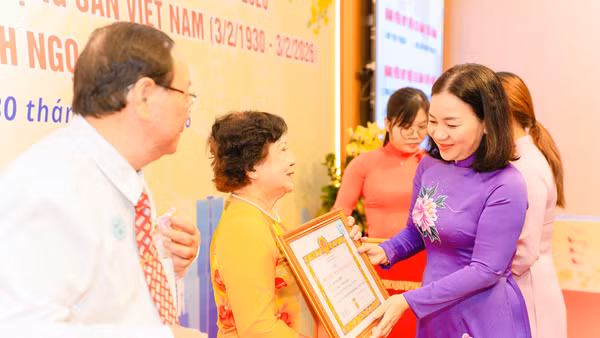 Đồng chí Trương Thị Bích Hạnh, Ủy viên Ban Thường vụ Thành ủy, Phó Chủ tịch Thường trực Ủy ban Mặt trận Tổ quốc Việt Nam Thành phố Hồ Chí Minh trao Huy hiệu Đảng đến đảng viên phường Minh Phụng.