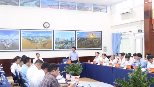 Ủy viên Trung ương Đảng, Chủ tịch Hội đồng nhân dân Thành phố Hồ Chí Minh Võ Văn Minh cùng đoàn công tác làm việc với Thường trực Đảng ủy xã Nhà Bè.
