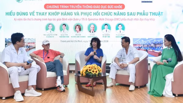 Các chuyên gia trong nước và quốc tế chia sẻ tại buổi tọa đàm.